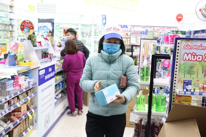 Hà Nội: Hàng trăm cư dân chung cư xếp hàng dưới trời mưa lạnh giữa đêm khuya để mua khẩu trang - Ảnh 6.