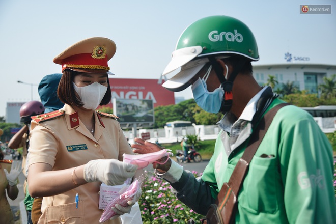 Hành khách đi sân bay Tân Sơn Nhất bất ngờ khi được các “bóng hồng” CSGT đội nắng phát khẩu trang miễn phí - Ảnh 7.