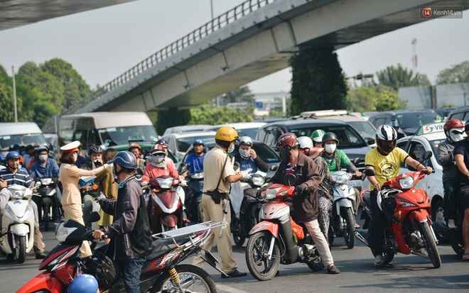 Hành khách đi sân bay Tân Sơn Nhất bất ngờ khi được các “bóng hồng” CSGT đội nắng phát khẩu trang miễn phí - Ảnh 6.