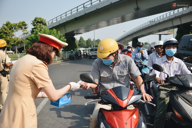 Hành khách đi sân bay Tân Sơn Nhất bất ngờ khi được các “bóng hồng” CSGT đội nắng phát khẩu trang miễn phí - Ảnh 5.