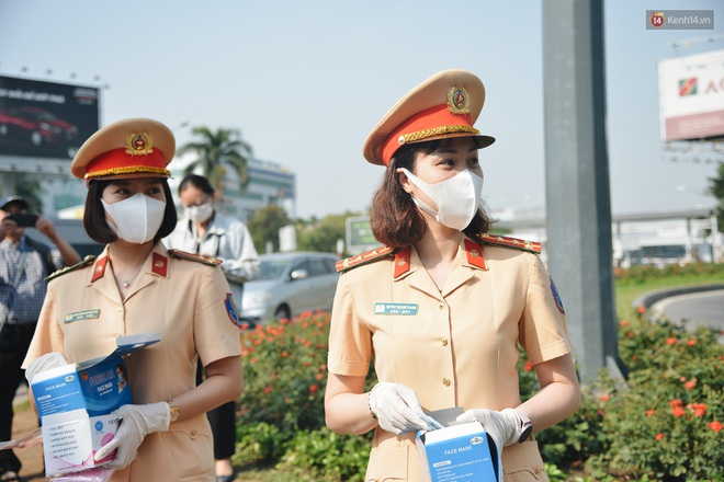 Hành khách đi sân bay Tân Sơn Nhất bất ngờ khi được các “bóng hồng” CSGT đội nắng phát khẩu trang miễn phí - Ảnh 1.