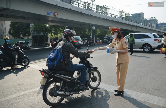 Hành khách đi sân bay Tân Sơn Nhất bất ngờ khi được các “bóng hồng” CSGT đội nắng phát khẩu trang miễn phí - Ảnh 4.