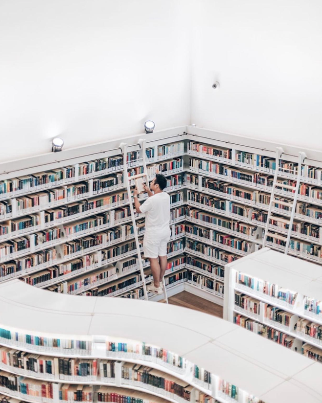 Qu&ecirc;n những địa điểm check in đ&atilde; qu&aacute; quen thuộc đi, trend mới khi đến Singapore l&agrave; phải sống ảo ở thư viện mới chuẩn nh&eacute;! - Ảnh 2.