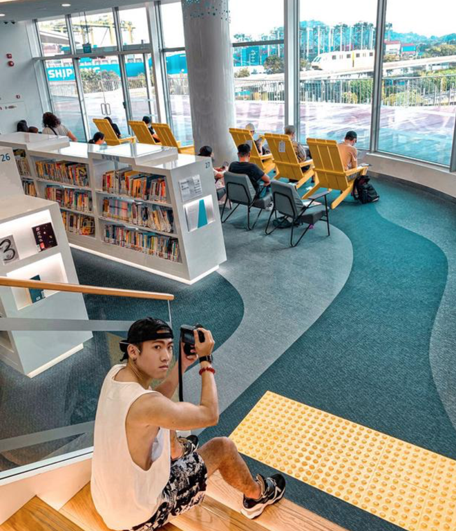 Qu&ecirc;n những địa điểm check in đ&atilde; qu&aacute; quen thuộc đi, trend mới khi đến Singapore l&agrave; phải sống ảo ở thư viện mới chuẩn nh&eacute;! - Ảnh 18.