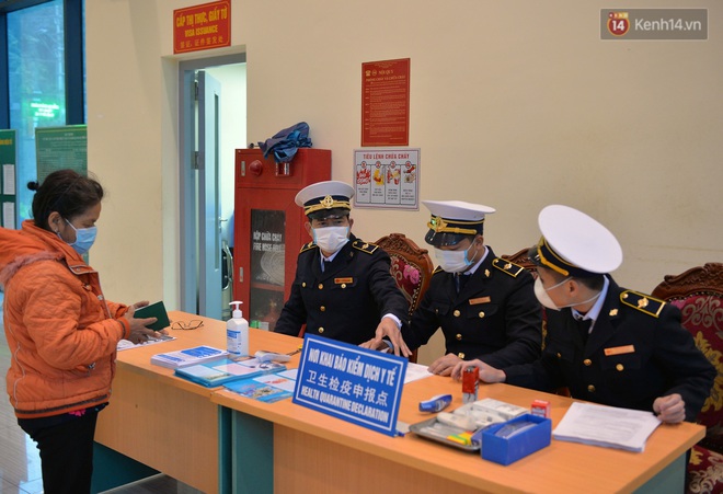 Cận cảnh qu&aacute; tr&igrave;nh kiểm tra những người nhập cảnh từ Trung Quốc về Việt Nam qua cửa khẩu Hữu Nghị - Ảnh 5.