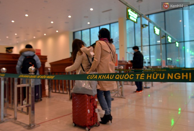 Cận cảnh qu&aacute; tr&igrave;nh kiểm tra những người nhập cảnh từ Trung Quốc về Việt Nam qua cửa khẩu Hữu Nghị - Ảnh 6.