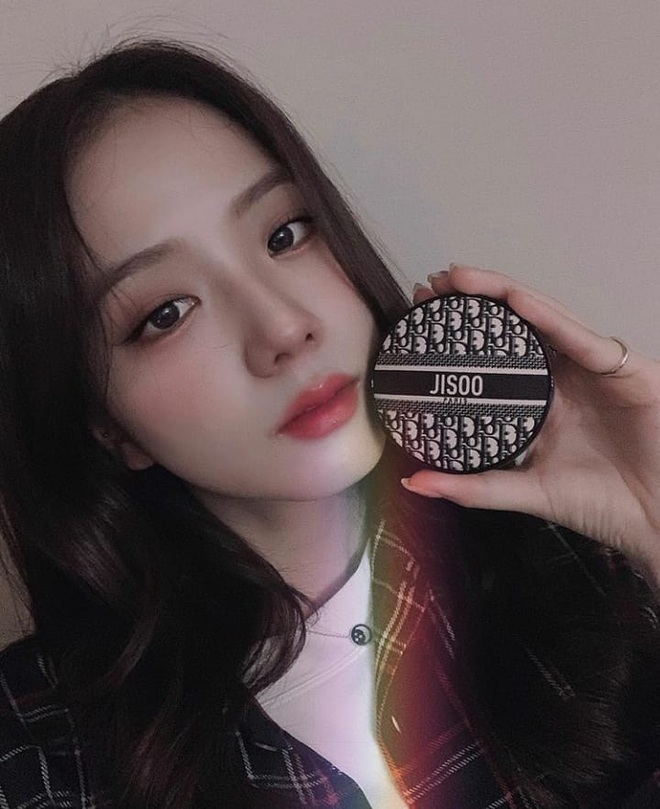 Để tậu mỹ phẩm hi-end giống Jisoo không phí “thóc”, nàng nào cũng nên xem trước review từ các beauty blogger Hàn - Ảnh 2.