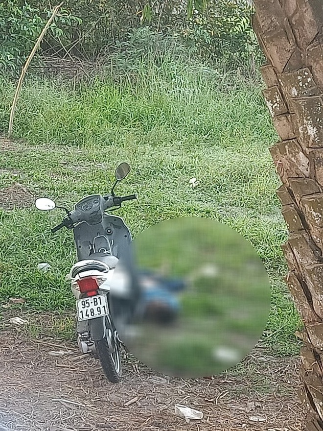 Thanh niên chết bên cạnh xe máy, nghi bị sát hại - Ảnh 1.