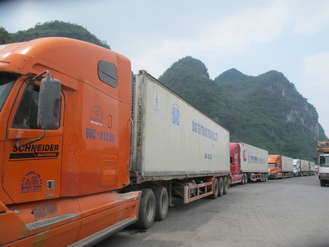 Đ&atilde; th&ocirc;ng quan cửa khẩu Hữu Nghị từ chiều 5-2 để giải tỏa n&ocirc;ng sản bị &ugrave;n ứ v&igrave; dịch virus corona - Ảnh 1.