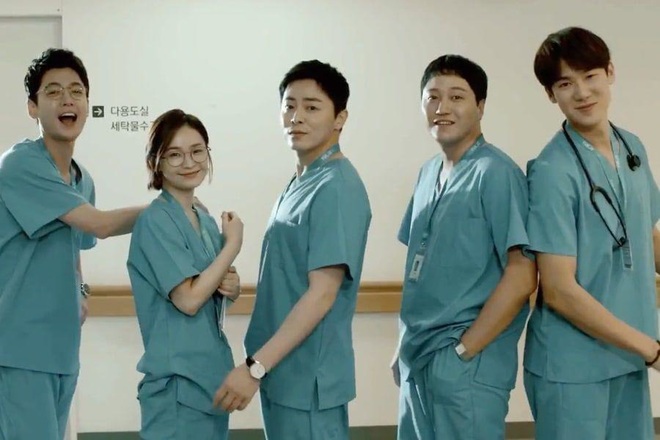 Đạo diễn đ&igrave;nh đ&aacute;m của Reply 1988 đ&atilde; trở lại, hết Crash Landing on You lại c&oacute; si&ecirc;u phẩm nh&agrave; tvN rồi! - Ảnh 3.