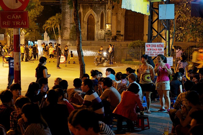 Trà chanh Nhà Thờ - tụ điểm vui chơi của giới trẻ Hà Nội mỗi buổi tối trở nên vắng tanh trong mùa dịch virus corona - Ảnh 1.