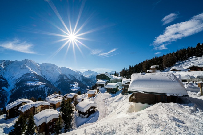 Choáng ngợp trước vẻ đẹp siêu thực của ngôi làng không xe hơi được mệnh danh là thiên đường mùa đông ở Thụy Sĩ - Ảnh 7.