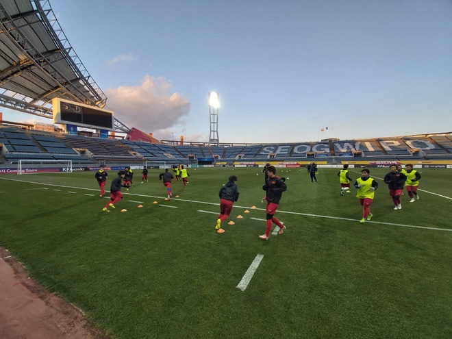 [Chùm ảnh] Đội tuyển nữ Việt Nam làm quen sân Jeju World Cup, sẵn sàng cho trận quyết đấu với Myanmar - Ảnh 1.