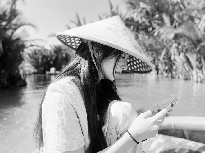 Lần đầu sao Hàn đến Việt Nam du lịch mà chụp bộ hình đẹp đến vậy: Mỹ nhân Hwarang đội nón lá đúng là xinh mê người! - Ảnh 1.