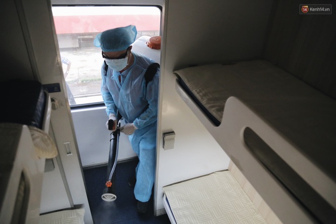 Ảnh: Xịt khử trùng tận giường nằm trong toa tàu hoả tại ga Sài Gòn để chống virus Corona - Ảnh 11.