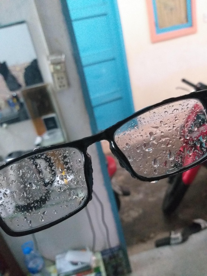 Khổ nhất những ng&agrave;y mưa nồm ch&iacute;nh l&agrave; hội cận thị: Kh&ocirc;ng đeo k&iacute;nh chẳng thấy đường m&agrave; đeo rồi vẫn c&oacute; mắt như m&ugrave; lu&ocirc;n - Ảnh 17.