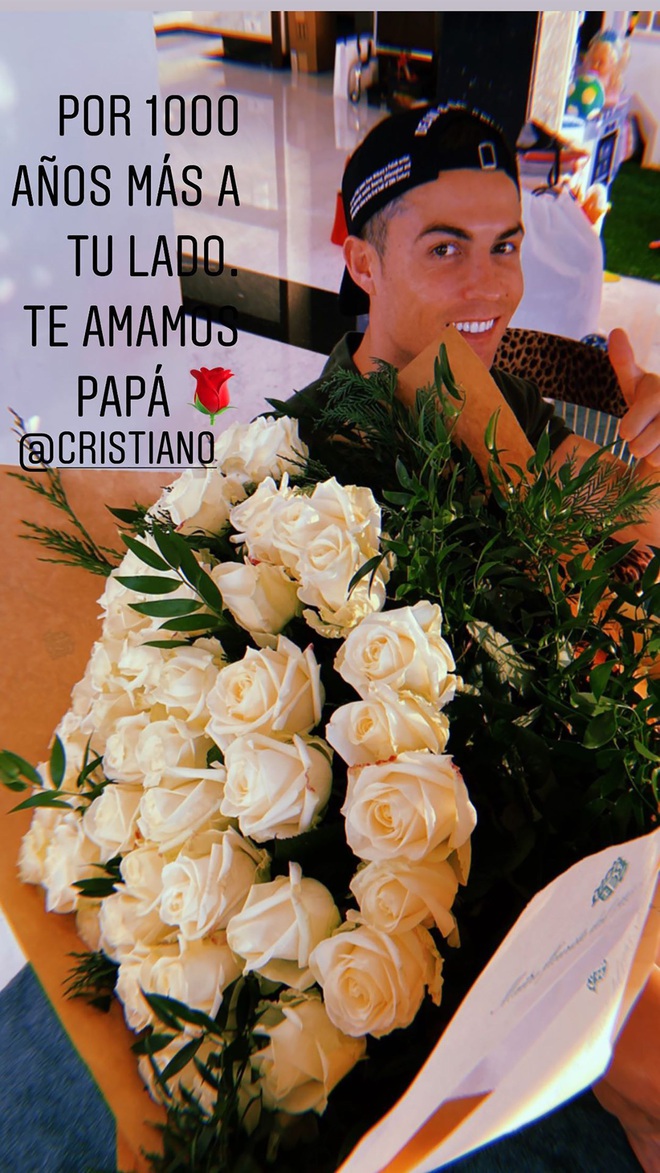 G&oacute;c bạn g&aacute;i nh&agrave; người ta: Sinh nhật tuổi 35, Ronaldo được Georgina tặng hẳn si&ecirc;u xe đắt tiền, rồi ngỡ ng&agrave;ng tột độ trước h&agrave;ng loạt bất ngờ sau đ&oacute; - Ảnh 1.