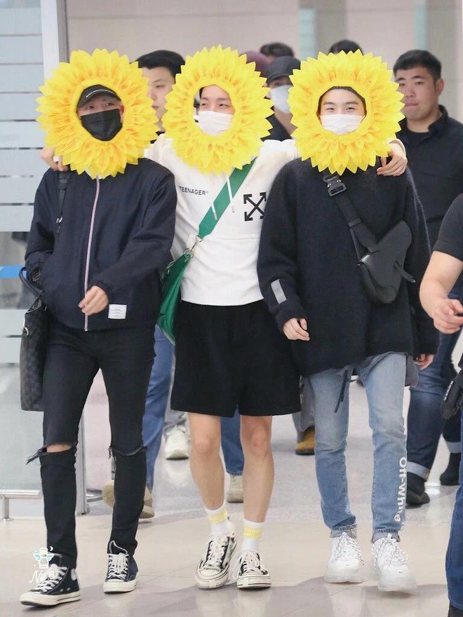 Cuối cùng fan cũng biết được lý do vì sao 3 mỹ nam BTS lại hóa thành... hoa hướng dương tại sân bay! - Ảnh 1.