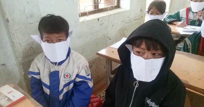 Sự thật đằng sau bức ảnh học sinh miền n&uacute;i Nghệ An đeo khẩu trang tự chế bằng giấy - Ảnh 1.