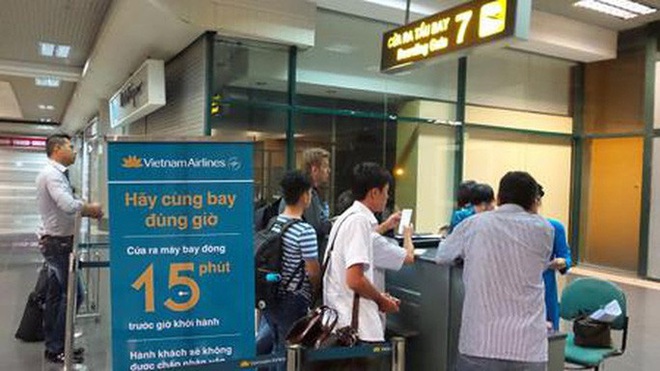 Tranh chỗ xếp hàng, 4 phụ nữ lao vào xô xát ngay cửa ra máy bay ở Nội Bài  - Ảnh 1.