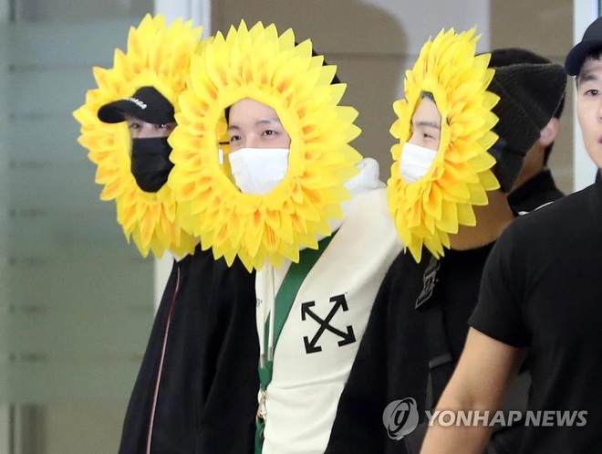 Cuối cùng fan cũng biết được lý do vì sao 3 mỹ nam BTS lại hóa thành... hoa hướng dương tại sân bay! - Ảnh 3.