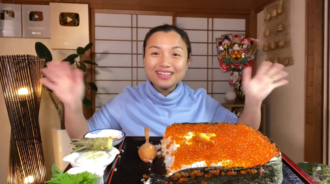 Quỳnh Trần JP chơi lớn làm hẳn sushi hình cờ đỏ sao vàng siêu to khổng lồ cỡ 4, 5 người ăn mới xuể - Ảnh 20.