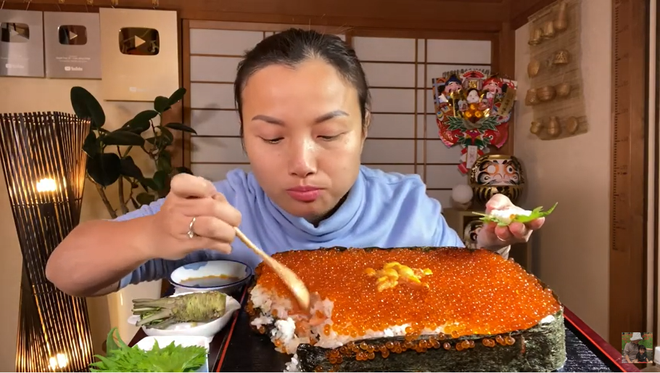 Quỳnh Trần JP chơi lớn làm hẳn sushi hình cờ đỏ sao vàng siêu to khổng lồ cỡ 4, 5 người ăn mới xuể - Ảnh 16.