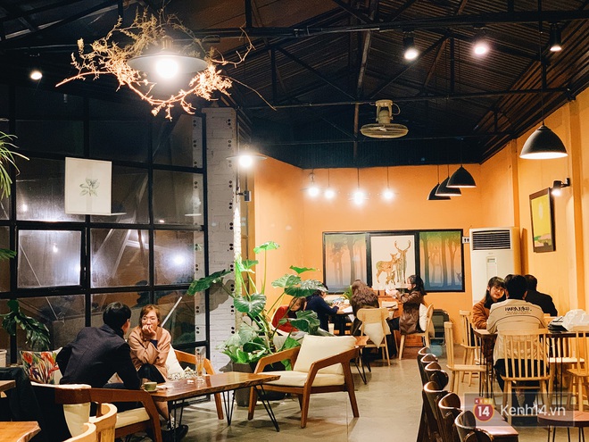 Trái ngược với hình ảnh vắng vẻ của các trung tâm thương mại, loạt quán cafe đình đám Hà Nội vẫn nườm nượp bất kể dịch bệnh - Ảnh 3.