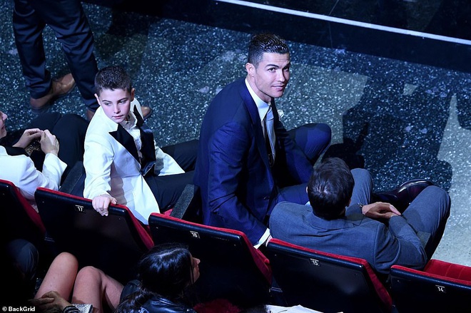 Ronaldo kh&ocirc;ng rời mắt khỏi điệu nhảy n&oacute;ng bỏng của bạn g&aacute;i nhưng khoảnh khắc t&igrave;nh cảm sau đ&oacute; của cặp đ&ocirc;i mới khiến cả kh&aacute;n ph&ograve;ng ghen tỵ - Ảnh 8.