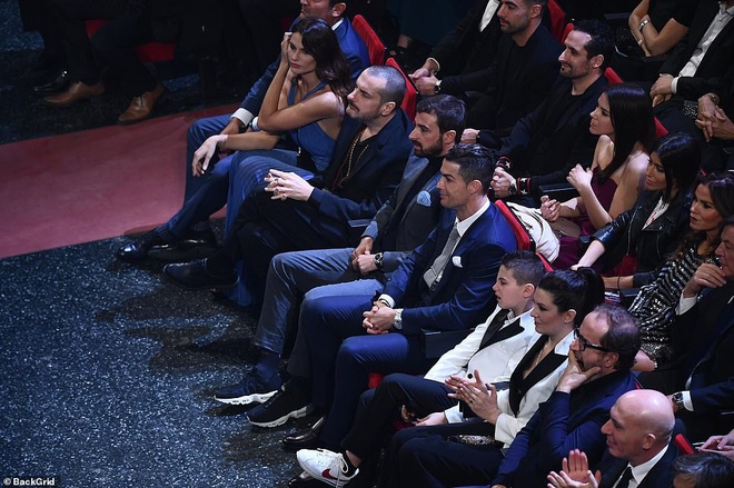 Ronaldo kh&ocirc;ng rời mắt khỏi điệu nhảy n&oacute;ng bỏng của bạn g&aacute;i nhưng khoảnh khắc t&igrave;nh cảm sau đ&oacute; của cặp đ&ocirc;i mới khiến cả kh&aacute;n ph&ograve;ng ghen tỵ - Ảnh 3.