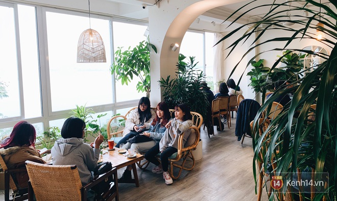 Trái ngược với hình ảnh vắng vẻ của các trung tâm thương mại, loạt quán cafe đình đám Hà Nội vẫn nườm nượp bất kể dịch bệnh - Ảnh 11.