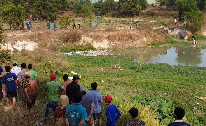 Bình Dương: Mẹ khóc ngất khi 2 chị em trượt chân rơi xuống hồ tử vong thương tâm lúc đang chơi cùng nhóm bạn  - Ảnh 2.