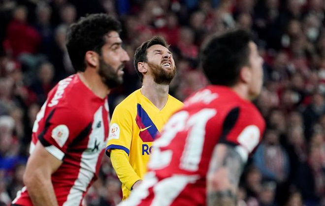 L&agrave;m một b&agrave;i test độ bền của &aacute;o đấu, đồng đội của Messi bị l&ocirc;i xềnh xệch tr&ecirc;n s&acirc;n rồi nhận c&aacute;i kết đắng ngắt - Ảnh 4.
