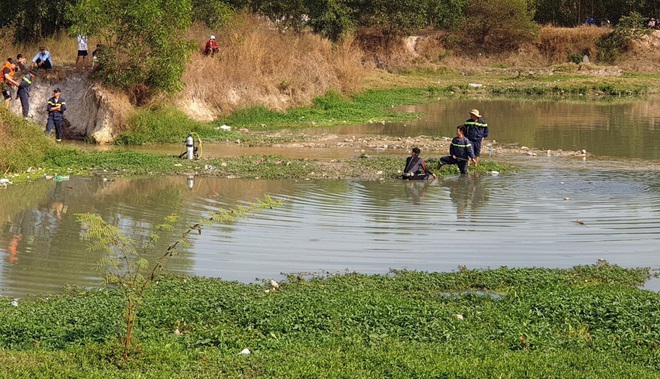 Bình Dương: Mẹ khóc ngất khi 2 chị em trượt chân rơi xuống hồ tử vong thương tâm lúc đang chơi cùng nhóm bạn  - Ảnh 1.