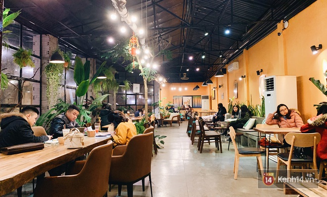 Trái ngược với hình ảnh vắng vẻ của các trung tâm thương mại, loạt quán cafe đình đám Hà Nội vẫn nườm nượp bất kể dịch bệnh - Ảnh 5.
