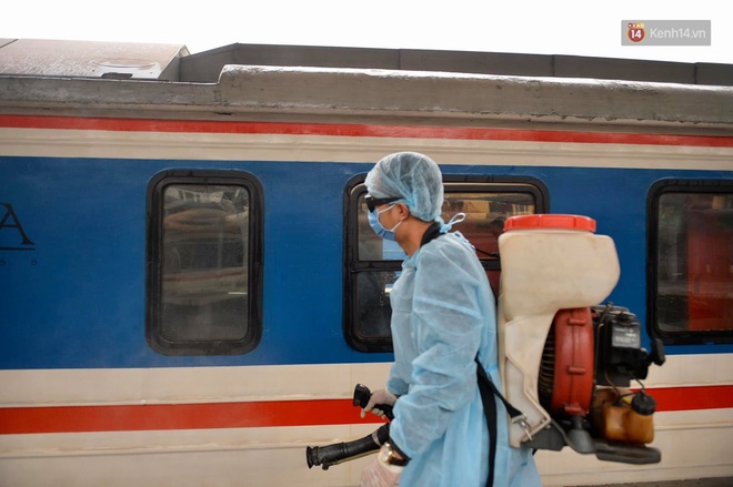Chùm ảnh: Phun khử trùng, vệ sinh các đoàn tàu tại ga Hà Nội phòng tránh dịch nCoV - Ảnh 5.
