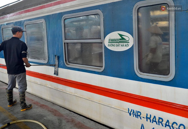 Chùm ảnh: Phun khử trùng, vệ sinh các đoàn tàu tại ga Hà Nội phòng tránh dịch nCoV - Ảnh 1.