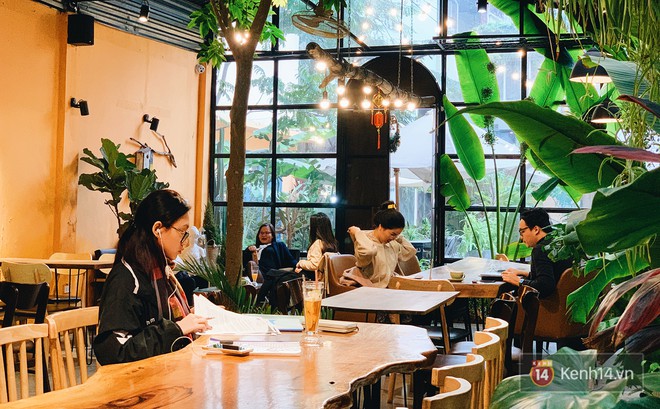 Tr&aacute;i ngược với h&igrave;nh ảnh vắng vẻ của c&aacute;c trung t&acirc;m thương mại, loạt qu&aacute;n cafe đ&igrave;nh đ&aacute;m H&agrave; Nội vẫn nườm nượp bất kể dịch bệnh - Ảnh 8.