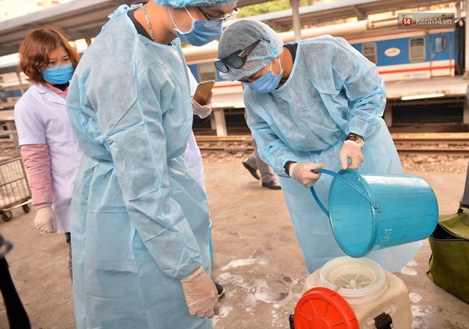 Chùm ảnh: Phun khử trùng, vệ sinh các đoàn tàu tại ga Hà Nội phòng tránh dịch nCoV - Ảnh 3.