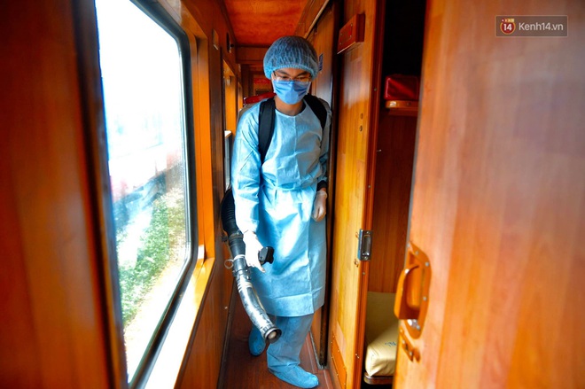 Chùm ảnh: Phun khử trùng, vệ sinh các đoàn tàu tại ga Hà Nội phòng tránh dịch nCoV - Ảnh 9.