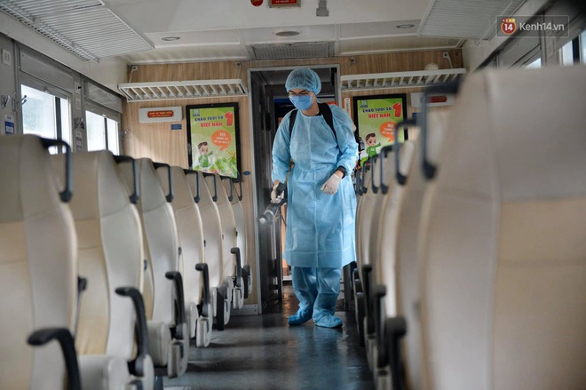 Chùm ảnh: Phun khử trùng, vệ sinh các đoàn tàu tại ga Hà Nội phòng tránh dịch nCoV - Ảnh 11.