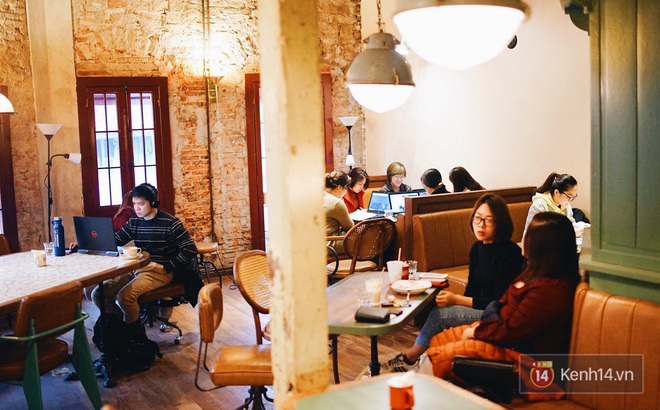 Tr&aacute;i ngược với h&igrave;nh ảnh vắng vẻ của c&aacute;c trung t&acirc;m thương mại, loạt qu&aacute;n cafe đ&igrave;nh đ&aacute;m H&agrave; Nội vẫn nườm nượp bất kể dịch bệnh - Ảnh 2.