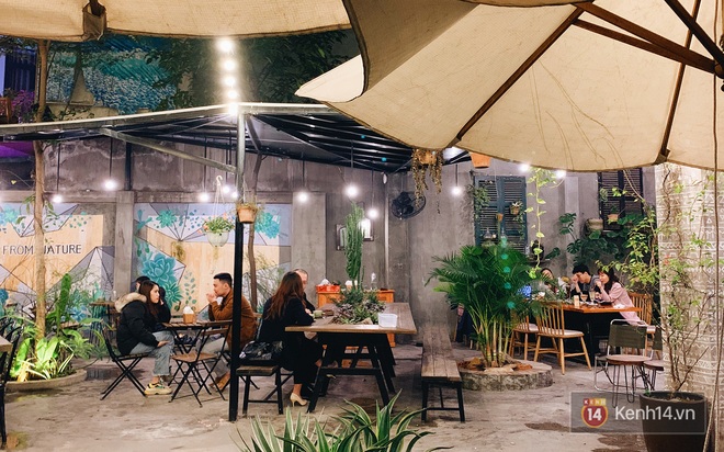 Trái ngược với hình ảnh vắng vẻ của các trung tâm thương mại, loạt quán cafe đình đám Hà Nội vẫn nườm nượp bất kể dịch bệnh - Ảnh 10.