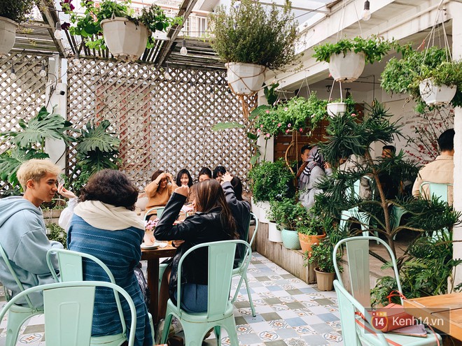 Tr&aacute;i ngược với h&igrave;nh ảnh vắng vẻ của c&aacute;c trung t&acirc;m thương mại, loạt qu&aacute;n cafe đ&igrave;nh đ&aacute;m H&agrave; Nội vẫn nườm nượp bất kể dịch bệnh - Ảnh 1.