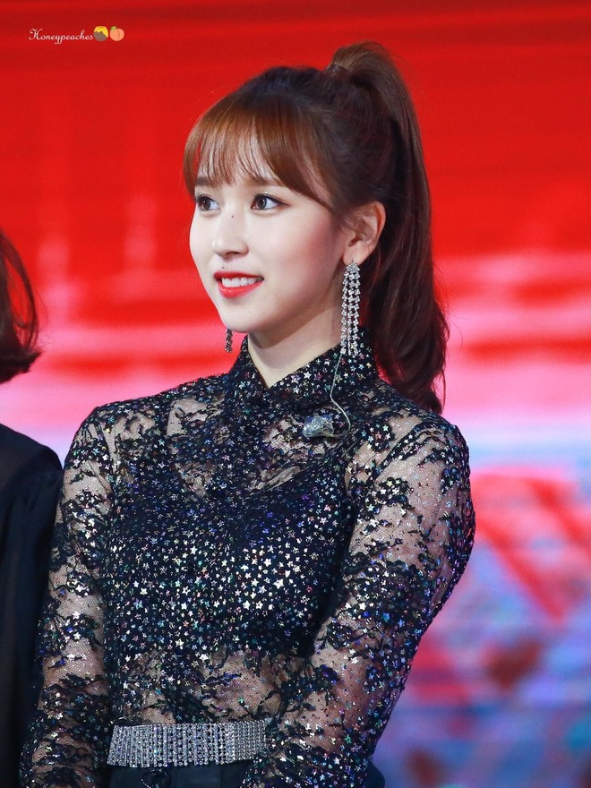 Mina đ&uacute;ng l&agrave; b&aacute;u vật của TWICE: T&oacute;c ngắn g&acirc;y b&atilde;o, t&oacute;c d&agrave;i đẹp lặng người, buộc t&oacute;c h&oacute;a lu&ocirc;n tiểu thư qu&yacute; tộc - Ảnh 12.