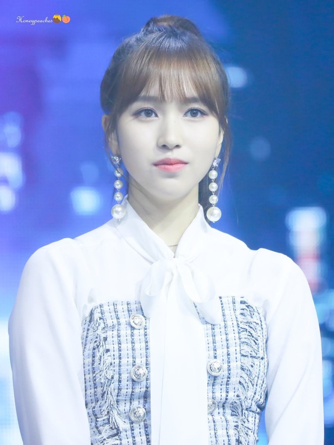 Mina đ&uacute;ng l&agrave; b&aacute;u vật của TWICE: T&oacute;c ngắn g&acirc;y b&atilde;o, t&oacute;c d&agrave;i đẹp lặng người, buộc t&oacute;c h&oacute;a lu&ocirc;n tiểu thư qu&yacute; tộc - Ảnh 13.