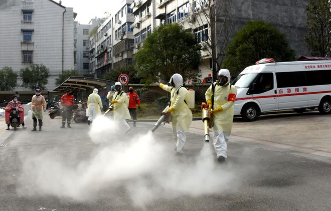 Cuộc sống đảo lộn vì virus corona: Khẩu trang và máy đo thân nhiệt xuất hiện mọi ngóc ngách, các siêu đô thị lại trở nên vắng lặng chưa từng thấy - Ảnh 16.