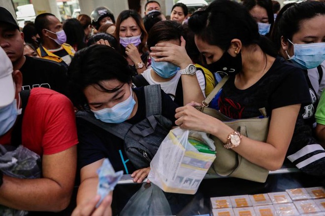 Cuộc sống đảo lộn vì virus corona: Khẩu trang và máy đo thân nhiệt xuất hiện mọi ngóc ngách, các siêu đô thị lại trở nên vắng lặng chưa từng thấy - Ảnh 27.