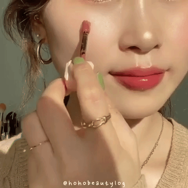 Chọn đúng "điểm rơi": Châm ngôn đánh má hồng đảm bảo hack tuổi xinh tươi của beauty blogger xứ Hàn - Ảnh 4.