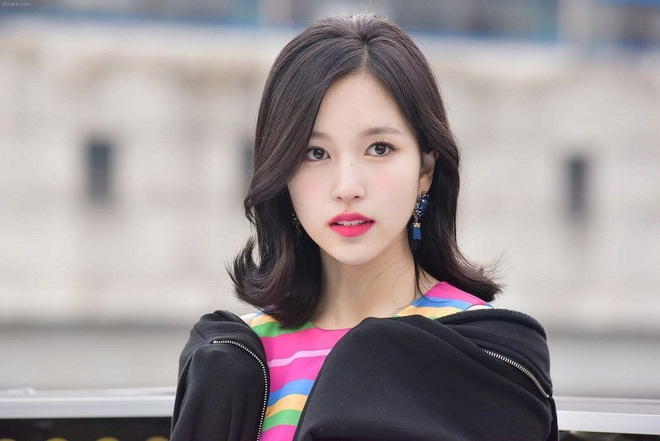 Mina đ&uacute;ng l&agrave; b&aacute;u vật của TWICE: T&oacute;c ngắn g&acirc;y b&atilde;o, t&oacute;c d&agrave;i đẹp lặng người, buộc t&oacute;c h&oacute;a lu&ocirc;n tiểu thư qu&yacute; tộc - Ảnh 1.